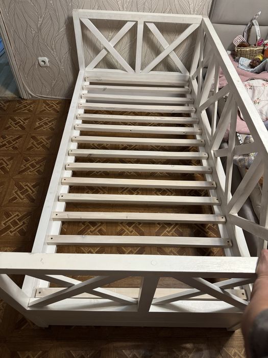 Продам кровать из прочного дерева!