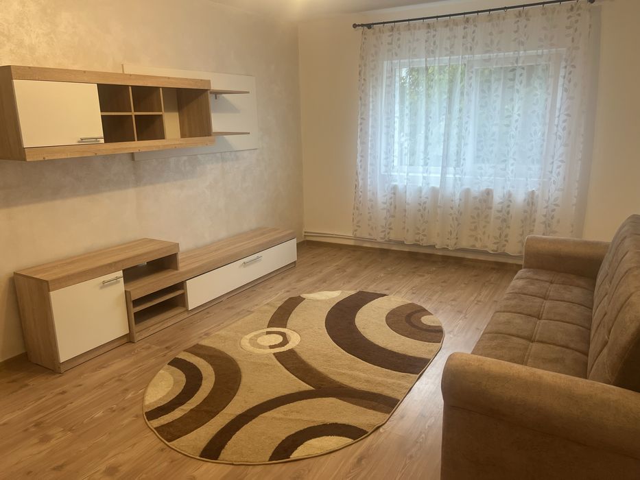 Inchiriez apartament 2 camere decomandat centru