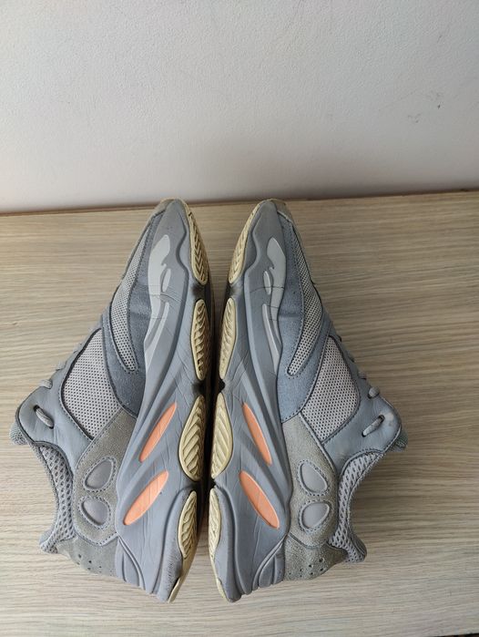 Adidasi Yeezy Boost 700