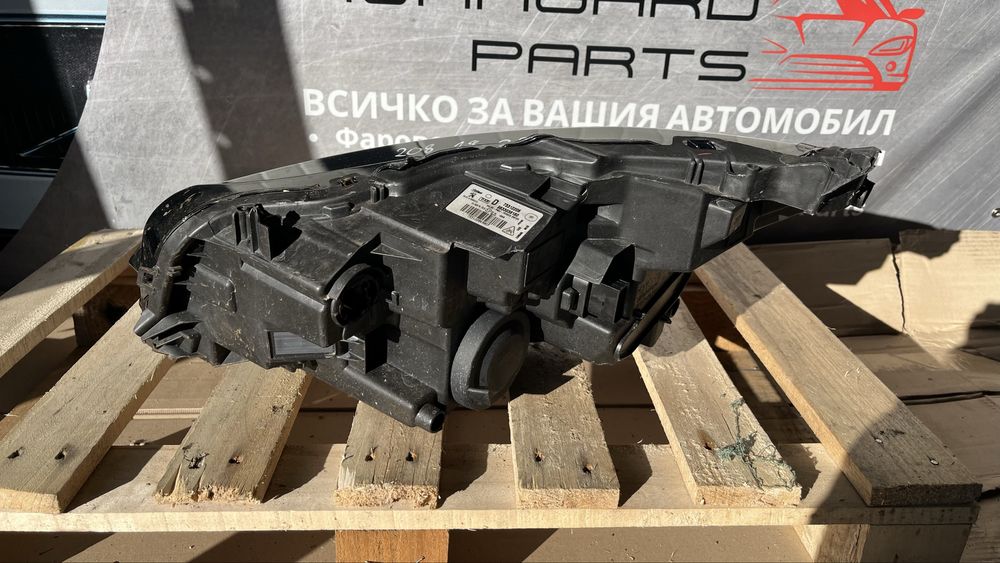 2 броя десен и 2 броя ляв фар Peugeot 208 2 2019-