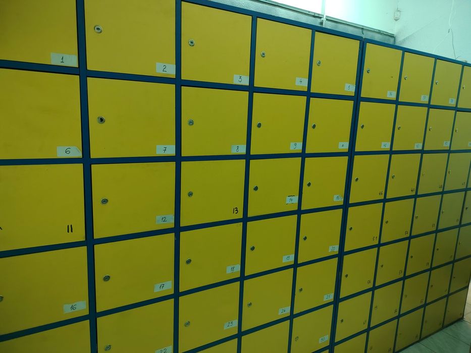 Vând 2 vestiare.