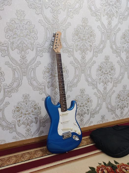 Elektro Gitara sotiladi.