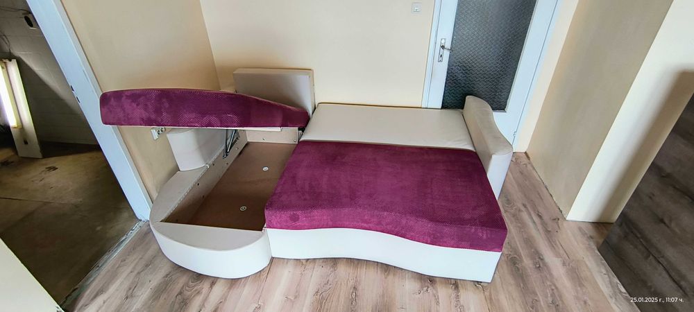 Продавам лилаво - бежова Г-образна холна гарнитура + масичка