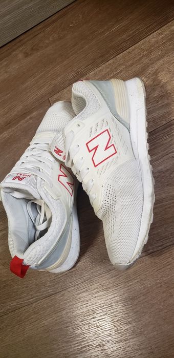 Белые легкие дышащие кроссовки.