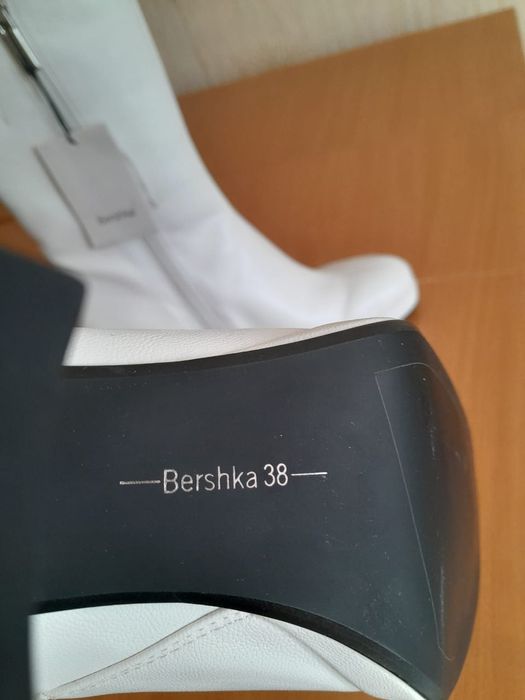 Ботинки белые кожанные Bershka