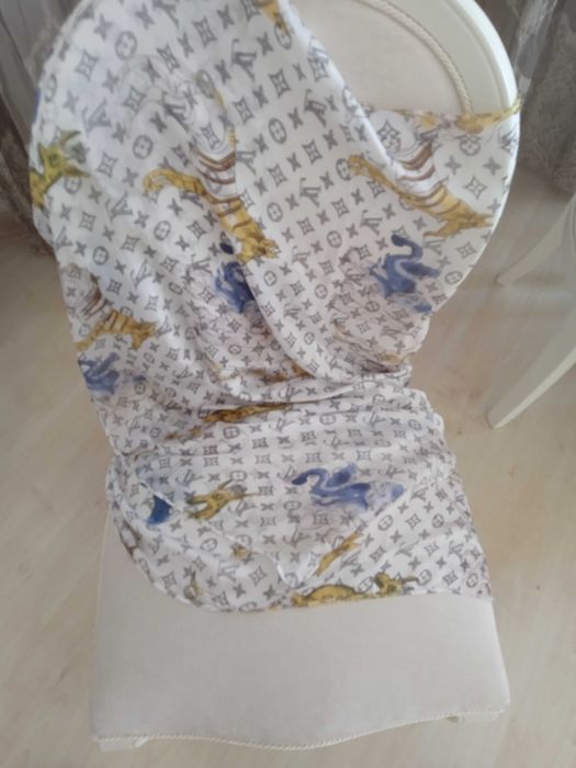 Копринен шал/парео Louis Vuitton, 180/90 см. 80 лв.