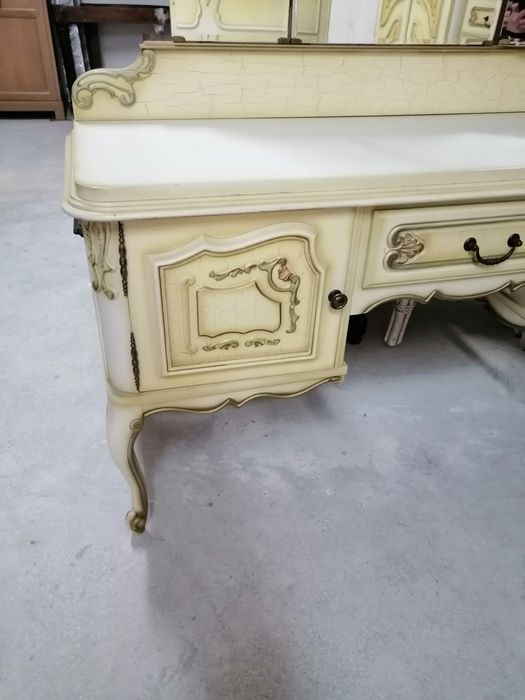 Старинна барокова тоалетка