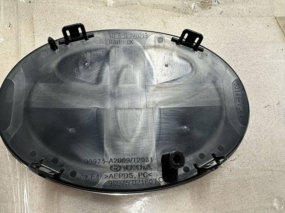 Emblemă toyota corolla cross.cod:90975-02160