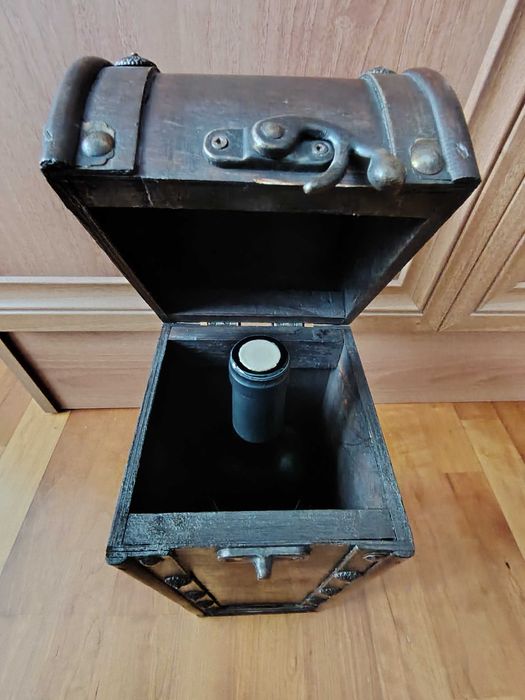 Ретро дървена кутия за бутилка вино или уиски