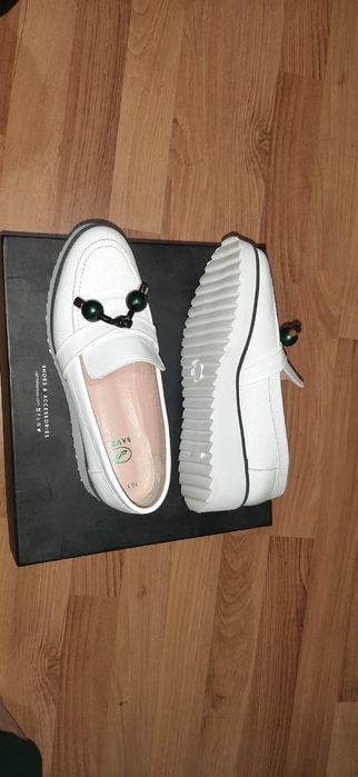 Фирменные кроссовки