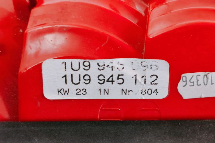 Stop Are o mică crăpătură 1U9945112 / 1U994S096 Skoda Octavia pri