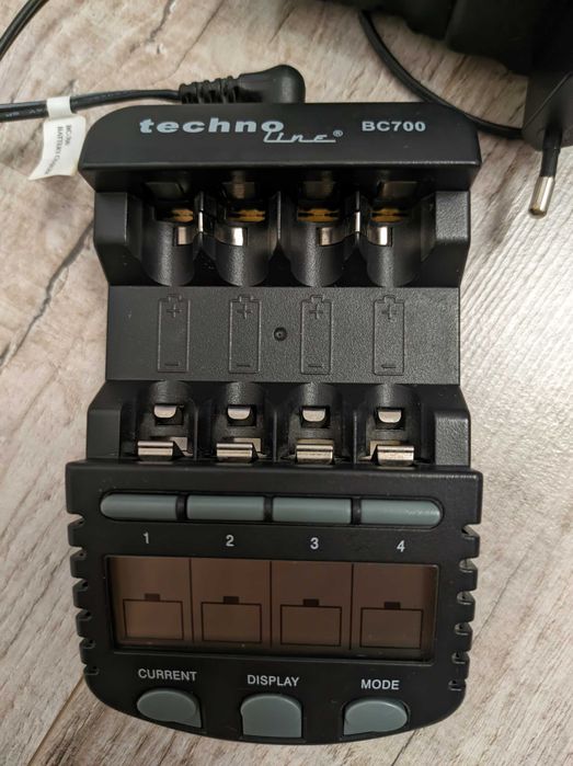 зарядное устройство TechnoLine BC-700 для АА и ААА