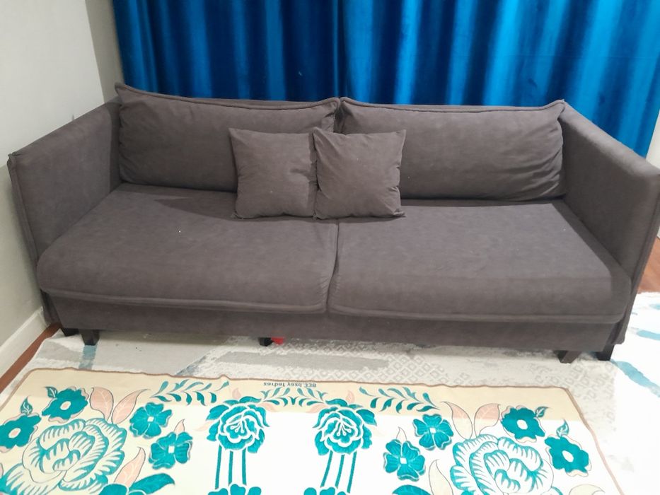 Стол и стуля и диван, парта сатлады