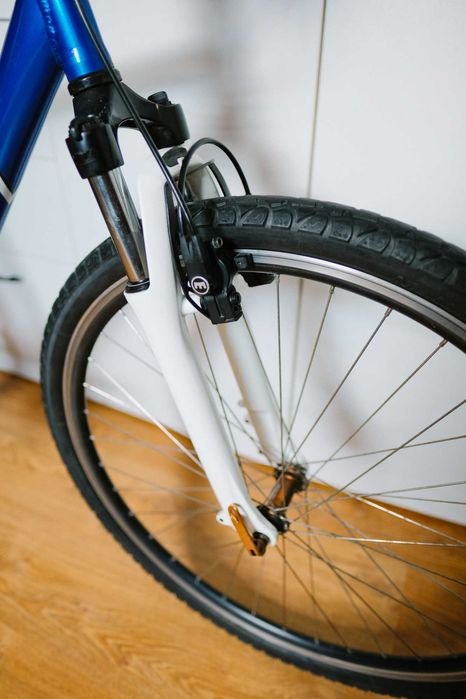 Bicicleta Trekking roti 28, frane hidraulice, echipata shimano. Cross Country