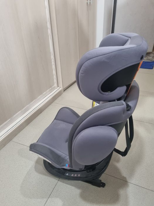 Автокресло  Chicco  с креплением iso fix