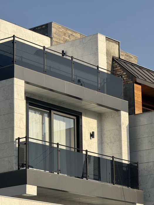 Душевая кабинка и стекло перила