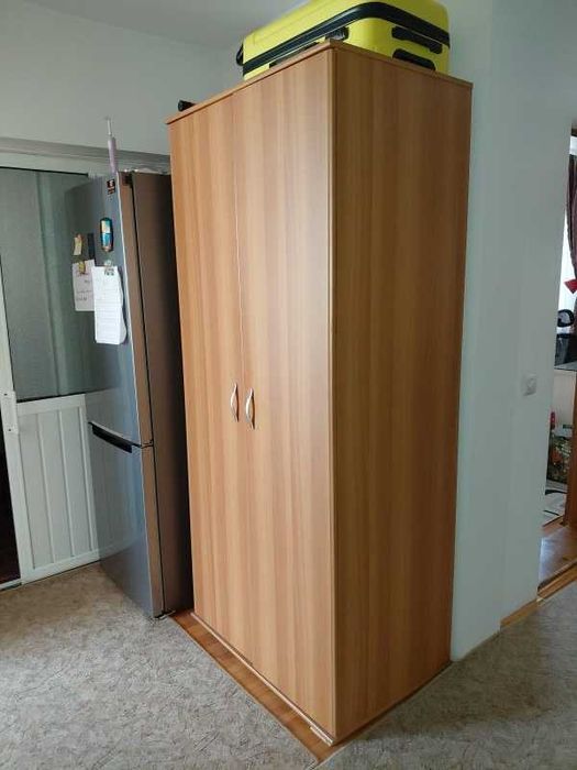 mobilier dormitor si hol. dulapuri, pat, mini biblioteca