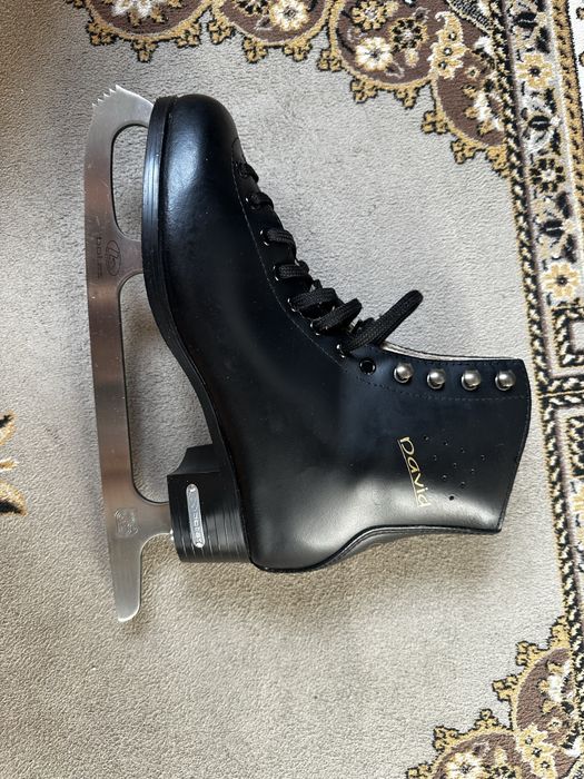 Фигурные коньки ( черные )