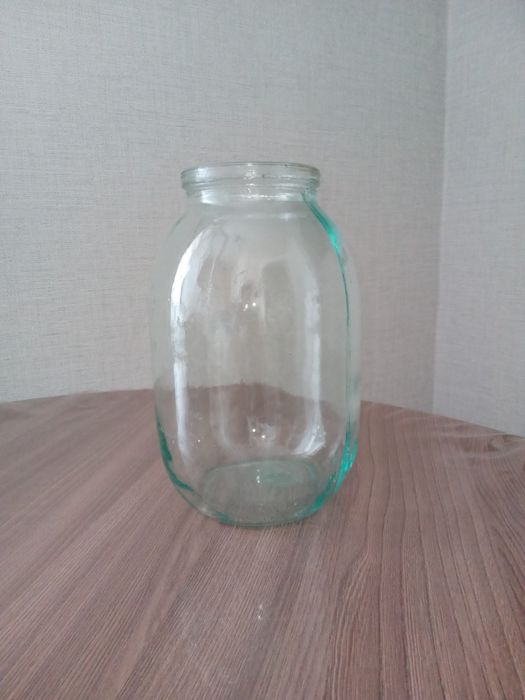 Продам 2 литровые стеклянные банки