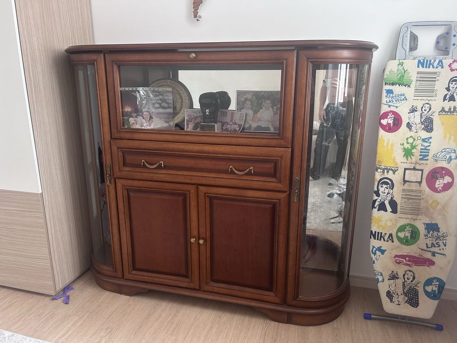 Сервант с витриной