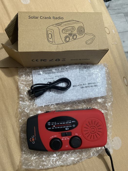 Solar crank radio