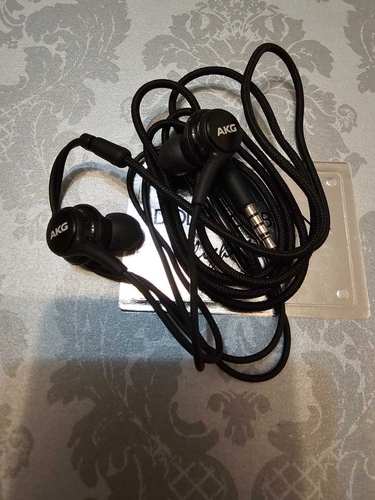 Casti Samsung, AKG, negre, cu mufa jack, pret 40 lei buc, din cutie.