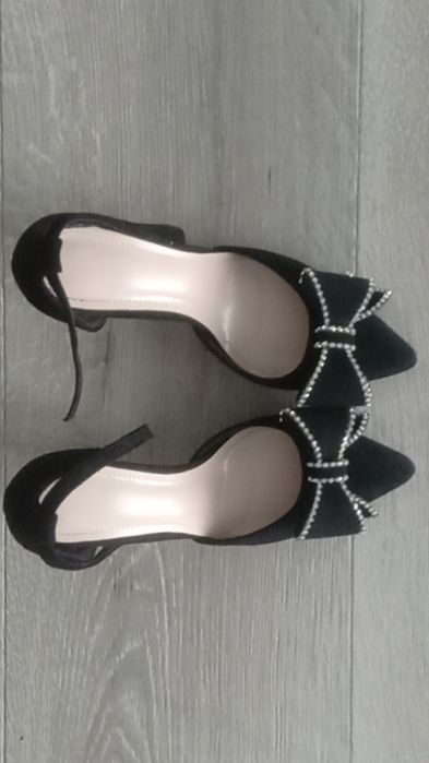 Tocuri înalte cu fundiță