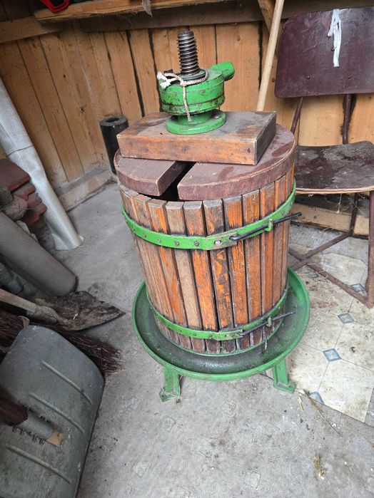 Vand teasc cu clichet, de 4 galeti, si zdrobitor struguri.