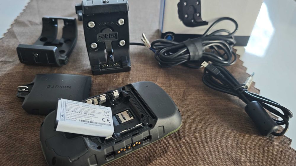 GPS Навигация Garmin Montana 610 със зареждаща стойка RAM монтаж