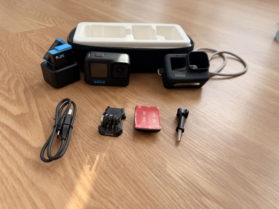 Vând GoPro Hero 10 Black - Pachet Complet Accesorii (2 Baterii, Încărcător, Carcasă)