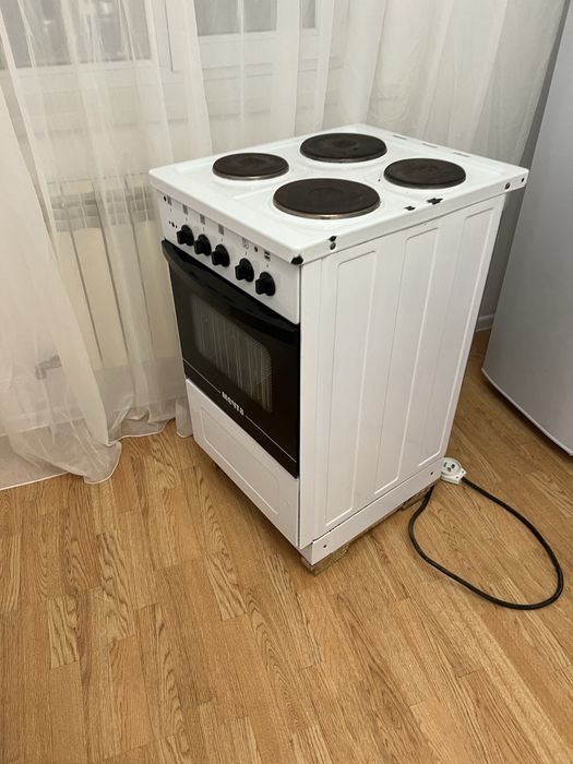 Электрическая плита . ХОтдам бесплатно . Работает 2 камфорки