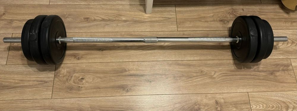 Vand haltera cu greutati