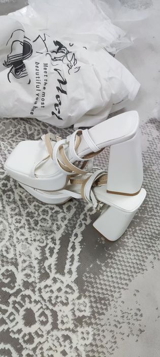 Продам женские босоножки