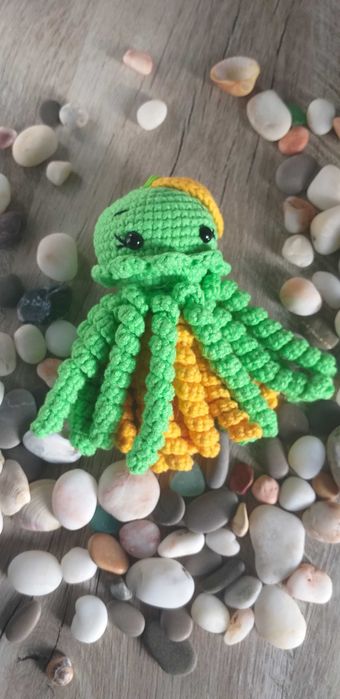 Вязаная игрушка-брелок Медузка