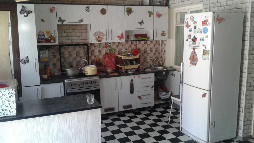 Коттедж зади ЦУМа