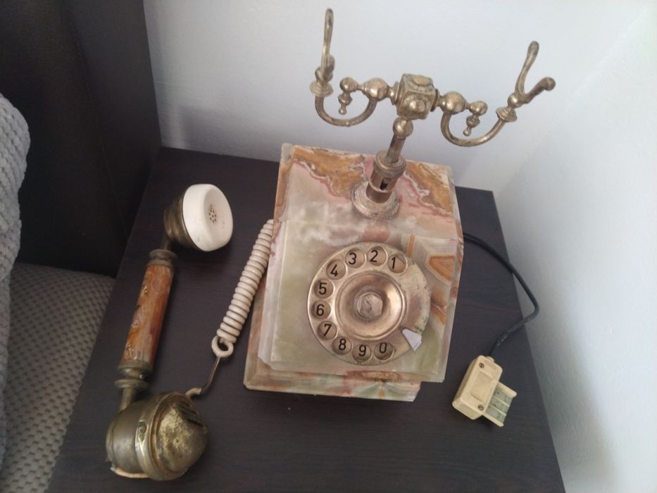 Старинен ретро винтидж домашен телефон изработен от ценни естествени н