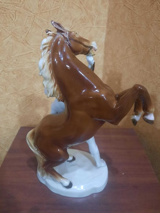 Большая фарфоровая статуэтка "УКРОЩЕНИЕ КОНЯ"Германия, "GRAFENTHAL"