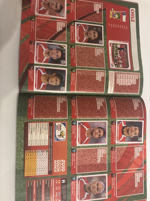 Частично попълнен албум Панини Световно 2010