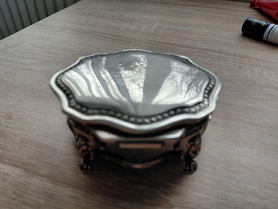 Vand 2 casete bijuterii