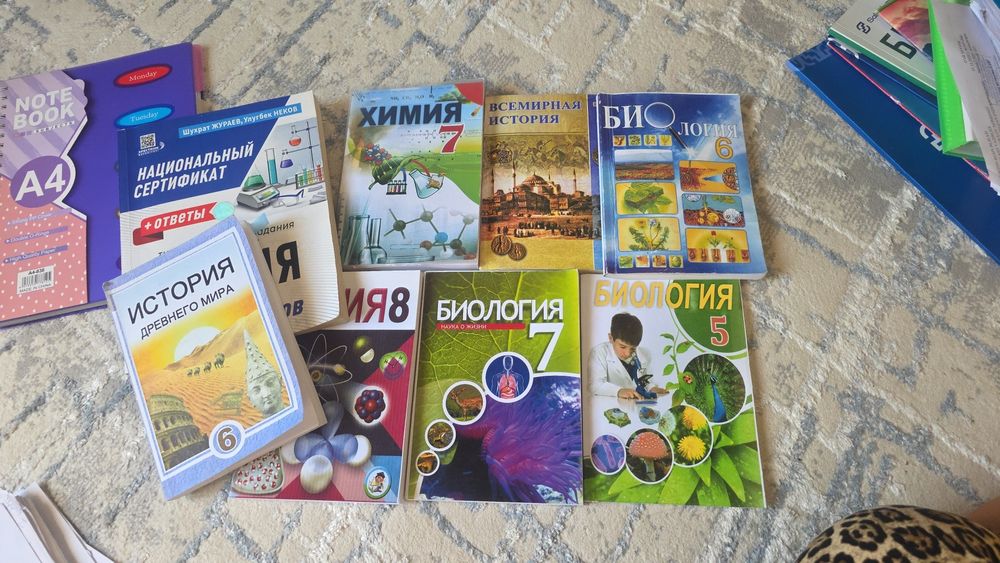 Книги по хим био и по истории! Некоторые не новые,скидку сделаю