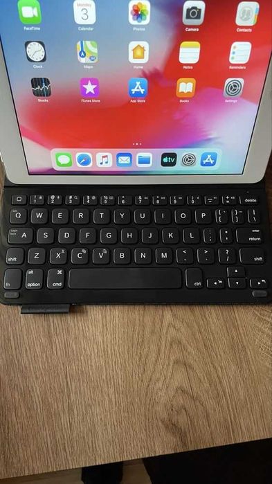 iPad Air + клавиатура + зарядно | работещ