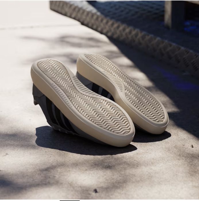 Продам Adidas кроссовки оригинальные