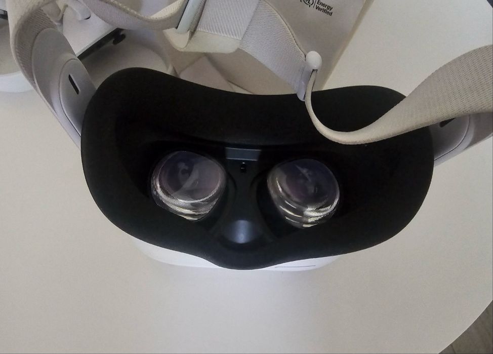 Продам VR очки виртуальной реальности Oculus Quest 2