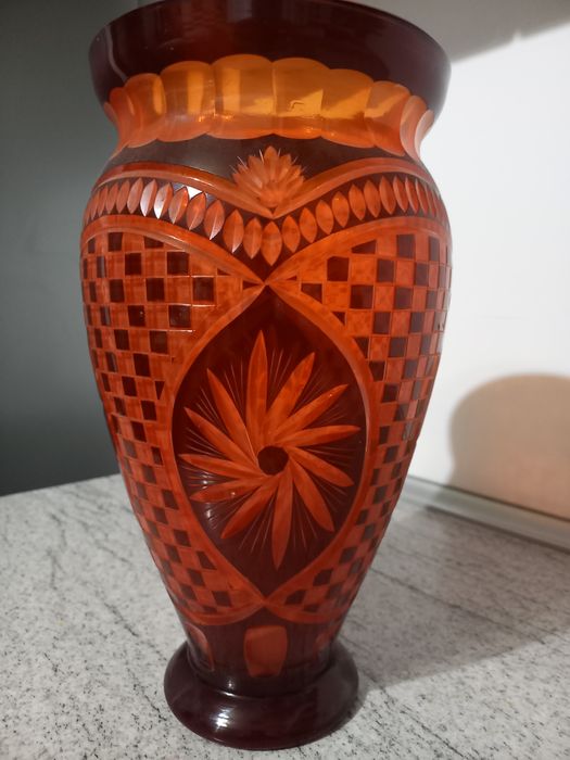 Vaza din rubin autentic. Inaltimea  40 cm. Noua
Inaltimea 40 cm
Deschidere 10 cm
Vaza este noua, fiind pastrata la cutie si nu a fost folosita nicioda