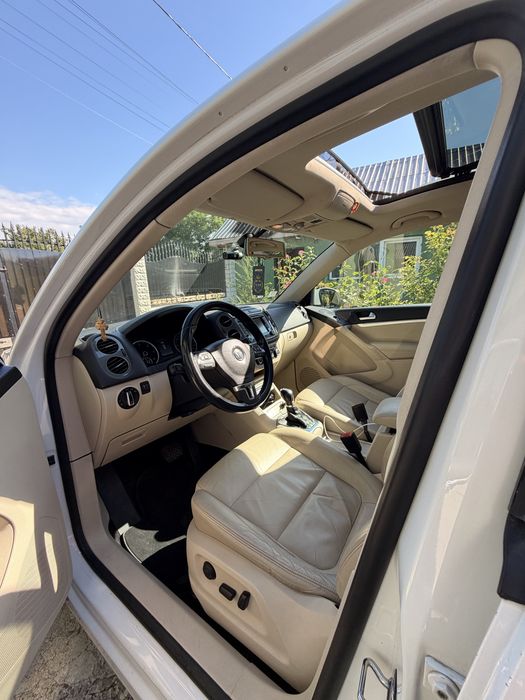 Volkswagen Tiguan Highline 2.0 TDI 140 CP DSG 4Motion | Panorama | Bi-Xenon | Park Assist