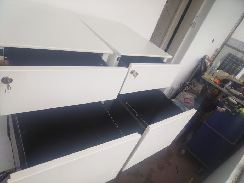 метални шкафове на колелца с ключ за инструменти, лични вещи 
Две чекм