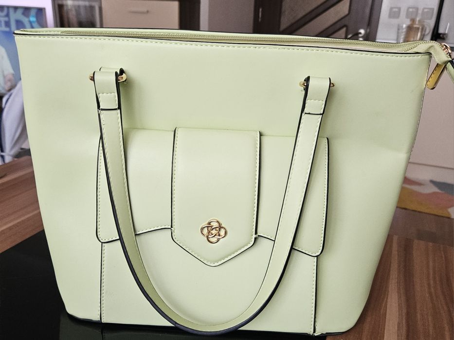 Кожена чанта за рамо с две дръжки външен джоб  капак регулируема през