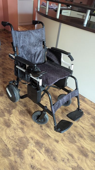 Компактна електрическа инвалидна количка с джойстик