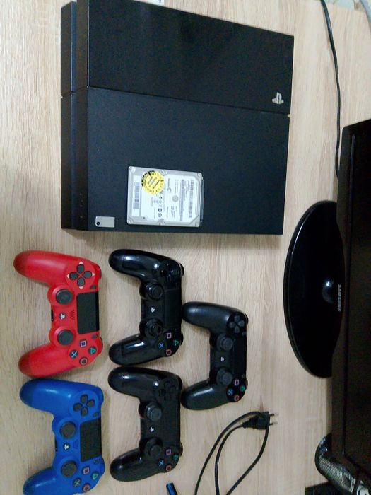 PlayStation 4 Fat (Прошитая 9.00) + 1.5 ТБ памяти + 5 геймпадов!