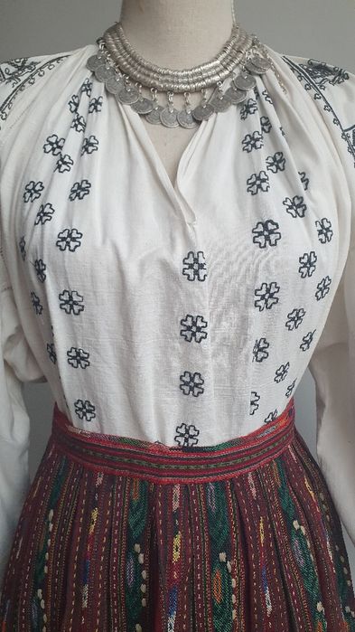 REDUCERE LUNA MAI 40%! Costum popular (ie/camasa, valnic/fota/catrinta/zadie)
